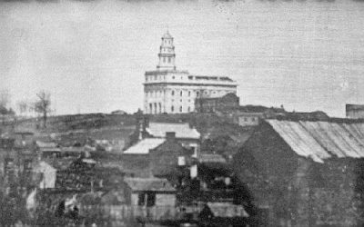 How were the temple property and artifacts disposed of when the Mormon saints left Nauvoo?