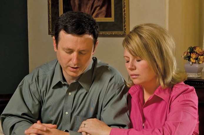 mormon-couple-praying