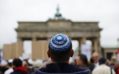 Can Jewish men wear their cap in the temple?
